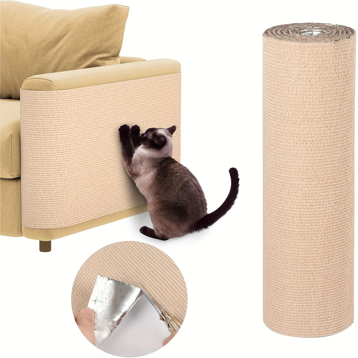 Griffoir autocollant Peluki beige posé sur l’angle d’un canapé, avec un chat en train de l’utiliser