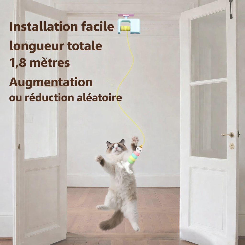Chat qui saute pour attraper le jouet chenille suspendu
