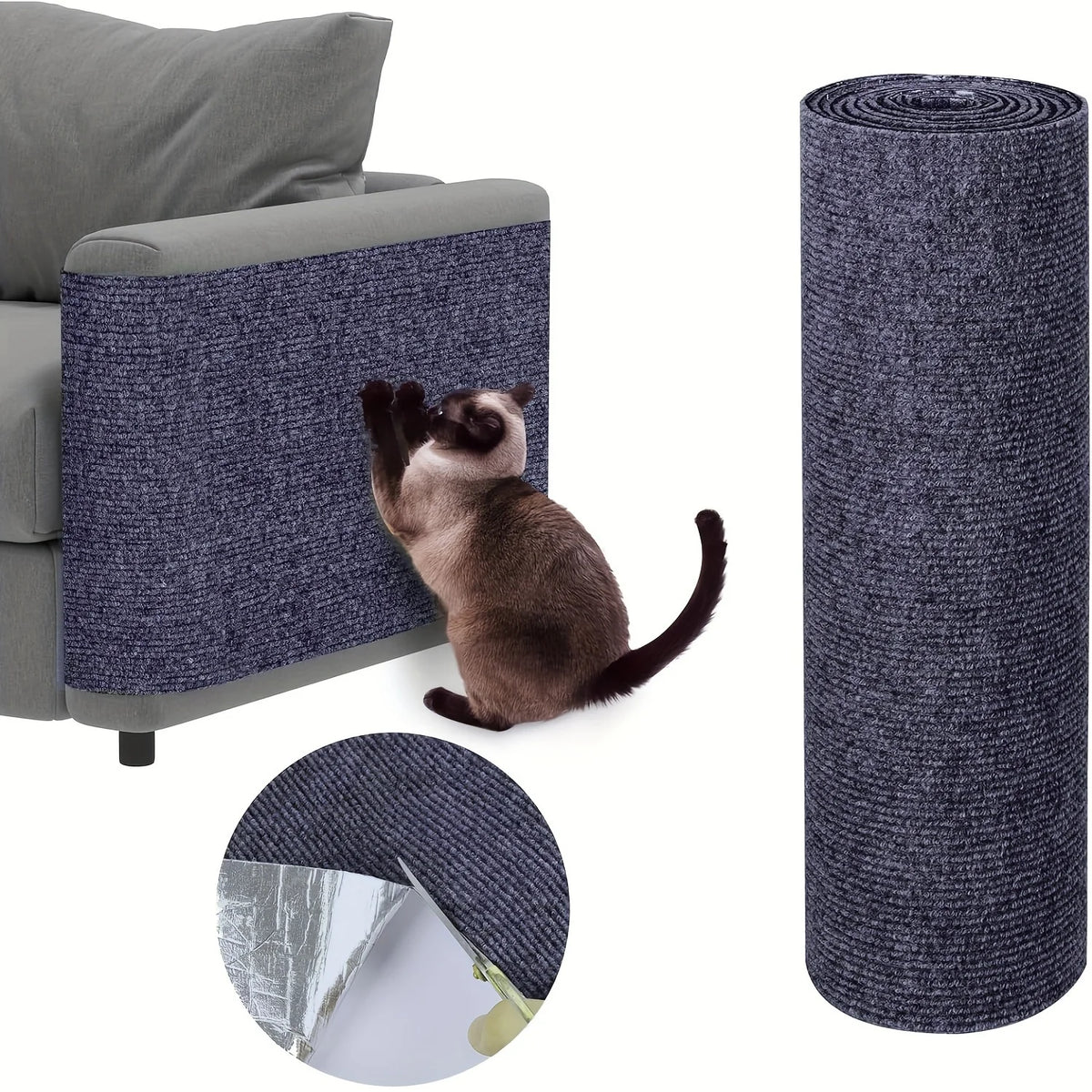 Griffoir autocollant Peluki gris anthracite posé sur l’angle d’un canapé, avec un chat en train de l’utiliser